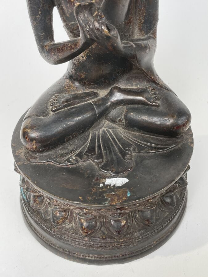 STATUE en bronze de patine brune anciennement laqué, représentant le bouddha as…