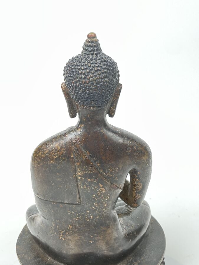 STATUE en bronze de patine brune anciennement laqué, représentant le bouddha as…