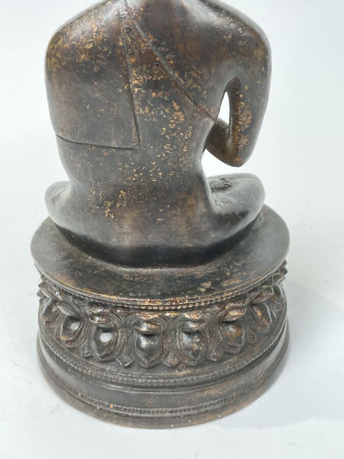 STATUE en bronze de patine brune anciennement laqué, représentant le bouddha as…