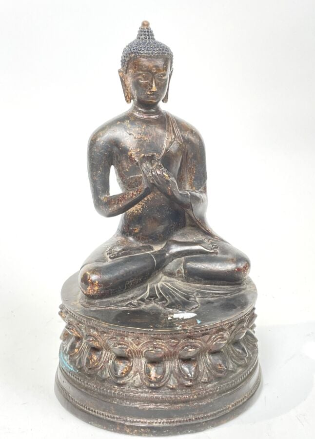 STATUE en bronze de patine brune anciennement laqué, représentant le bouddha as…