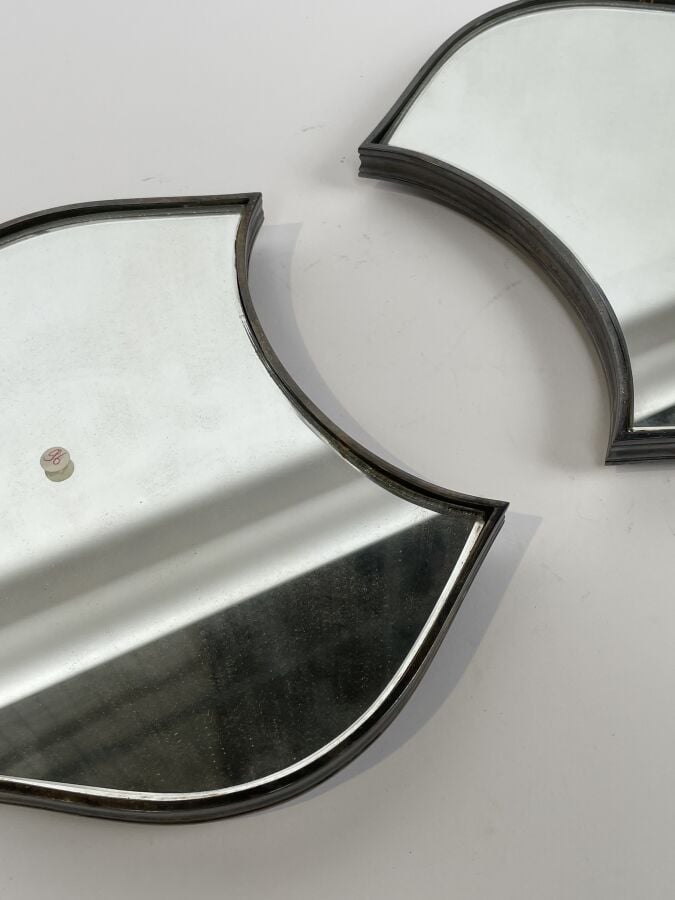 SURTOUT DE TABLE en deux parties, en métal argenté foncé de miroir ; il pose su…