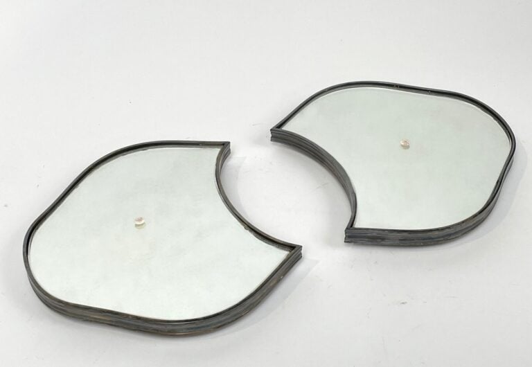 SURTOUT DE TABLE en deux parties, en métal argenté foncé de miroir ; il pose su…