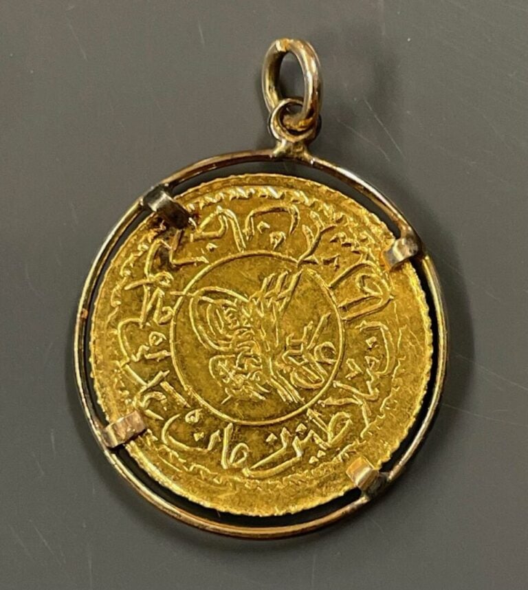 TURQUIE - Une pièce de monnaie en or montée en pendentif - Poids brut : 2.3 g -…