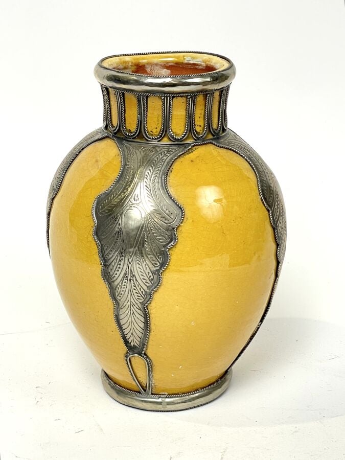 VASE ovoïde en céramique émaillée jaune garni d'une armature en métal argenté à…
