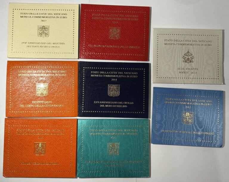 Vatican - Euros - Lot de huit coffret BU de 2 euros commémoratives comprenant :…