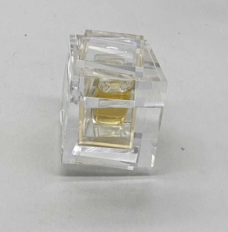 VERSACE, Lot de 2 flacons contemporains, flacon cube "Extrait Calamaio", dans s…