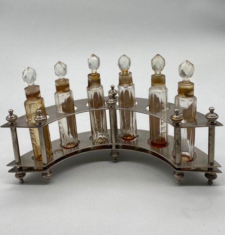 VIVILLE Paris, Cave à parfum de 6 flacons, époque 1900, pour : - - "Violette du…