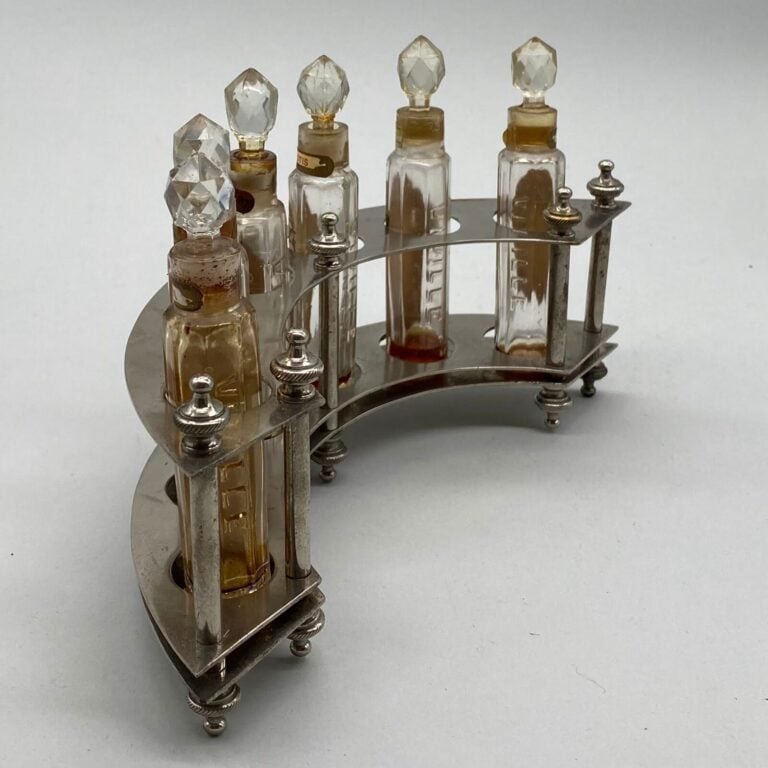 VIVILLE Paris, Cave à parfum de 6 flacons, époque 1900, pour : - - "Violette du…
