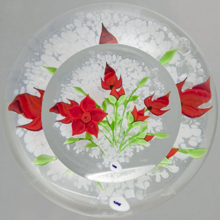 Whitefriars. - Presse-papiers « Whitefriars Scarlett Bouquet Carthiers » à fond…