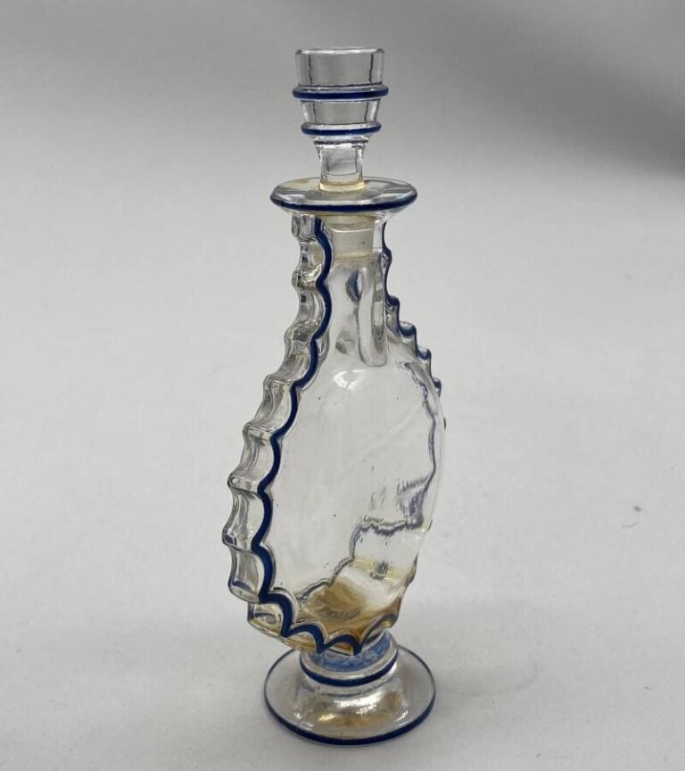 WORTH,"Requete" flacon émaillé bleu à godrons, bouchon émeri, h.16cm, signé Ren…