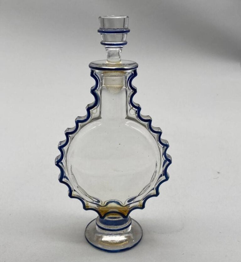 WORTH,"Requete" flacon émaillé bleu à godrons, bouchon émeri, h.16cm, signé Ren…