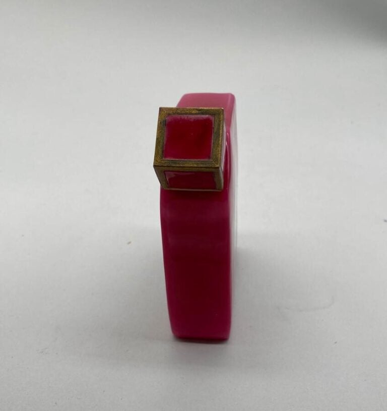 YBRY, 1925 flacon modèle jerricane en Baccarat double-couche et opaline rose, à…
