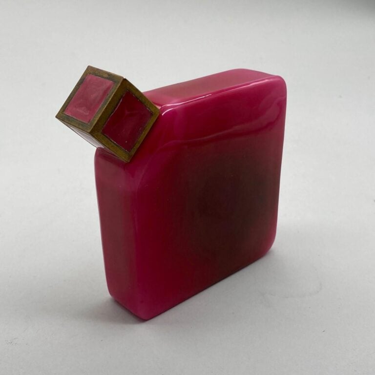 YBRY, 1925 flacon modèle jerricane en Baccarat double-couche et opaline rose, à…