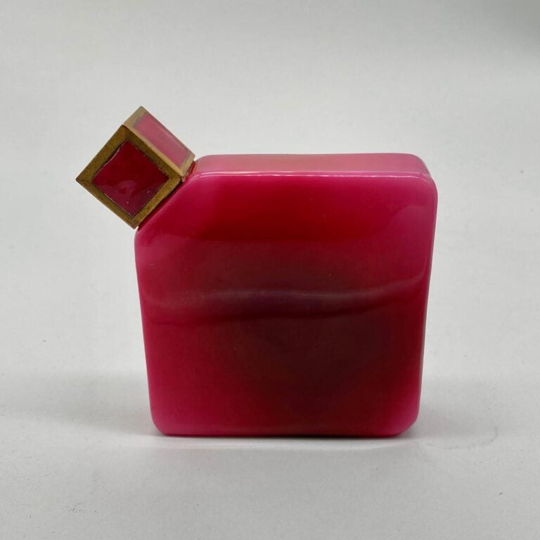 YBRY, 1925 flacon modèle jerricane en Baccarat double-couche et opaline rose, à…