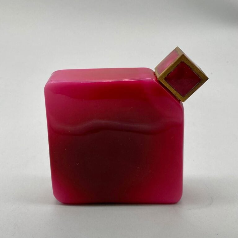 YBRY, 1925 flacon modèle jerricane en Baccarat double-couche et opaline rose, à…