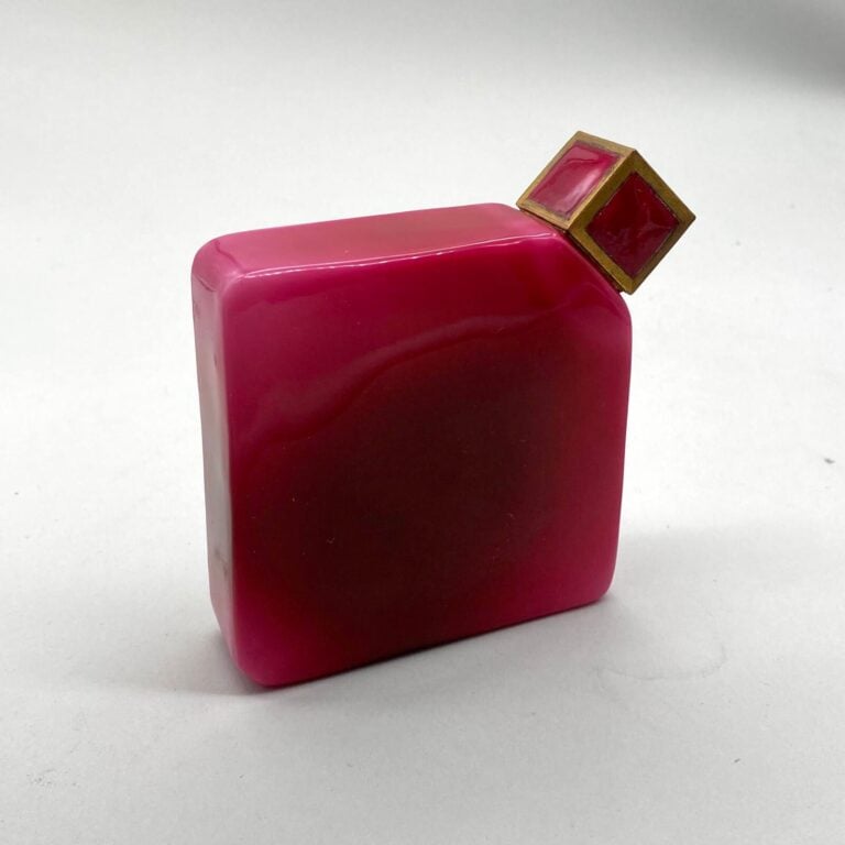 YBRY, 1925 flacon modèle jerricane en Baccarat double-couche et opaline rose, à…