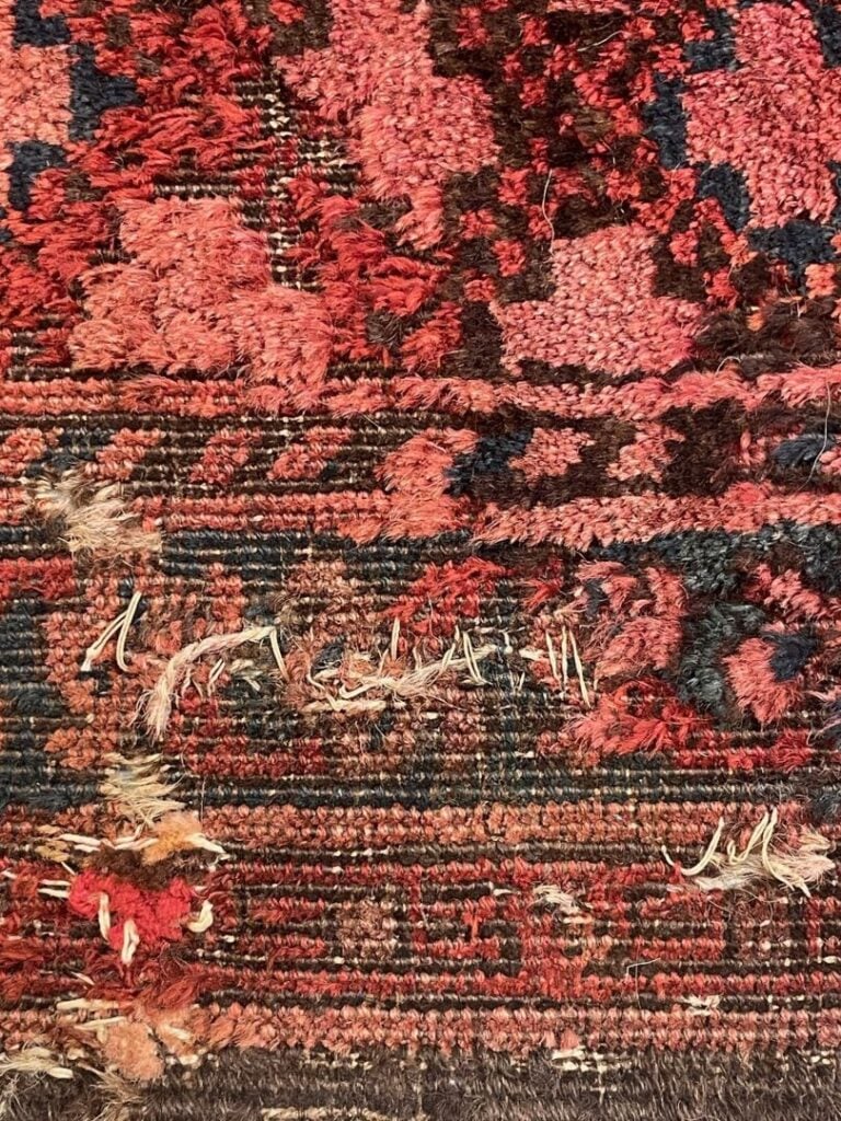 AFGHANISTAN - Tapis à décor de guhls sur fond rouge, bordure kilim à motifs géo…