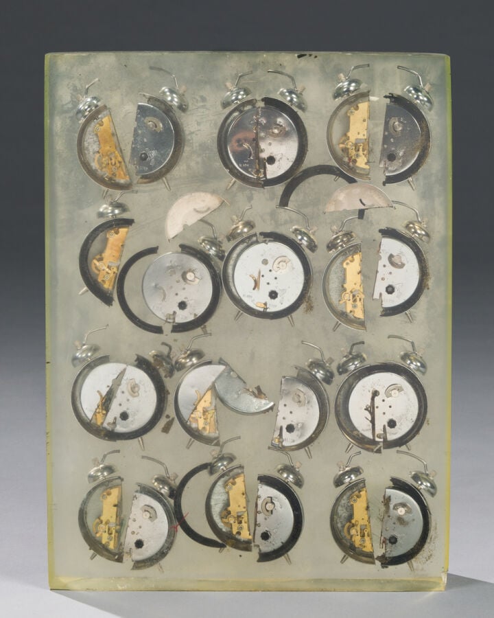 ARMAN(1928-2005) ARMAND FERNANDEZ dit - Accumulation de réveils, signée en bas…