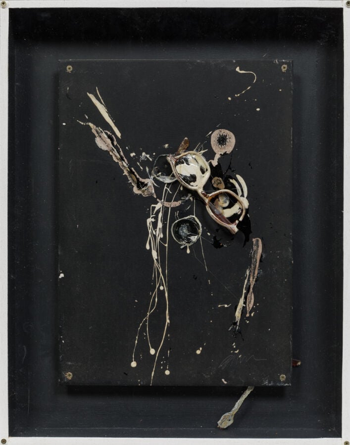 ARMAN(1928-2005) ARMAND FERNANDEZ dit - Allure d'objets aux lunettes (Colère de…