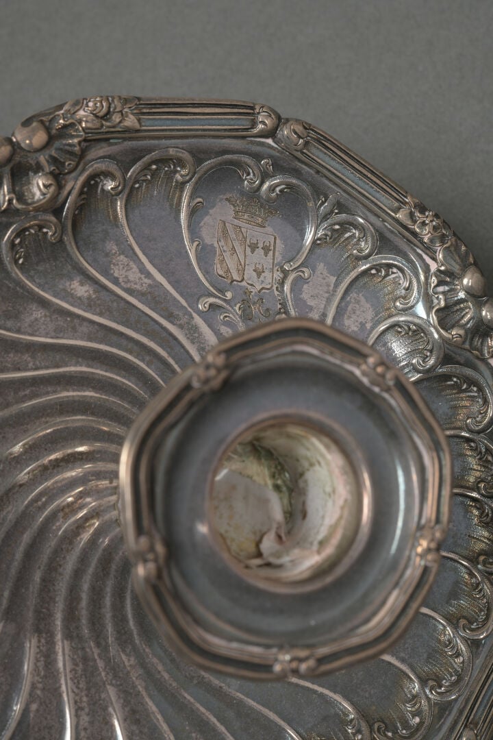 Bougeoir à main en argent (925) à bord contourné et à décor de rocaille, gravé…