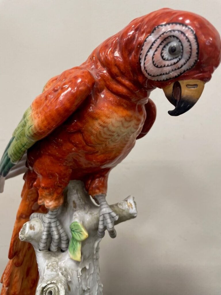 CAPODIMONTE - Paire de perroquets en porcelaine émaillée polychrome - Marque so…
