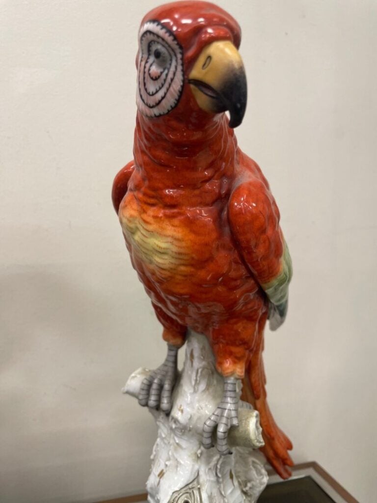 CAPODIMONTE - Paire de perroquets en porcelaine émaillée polychrome - Marque so…