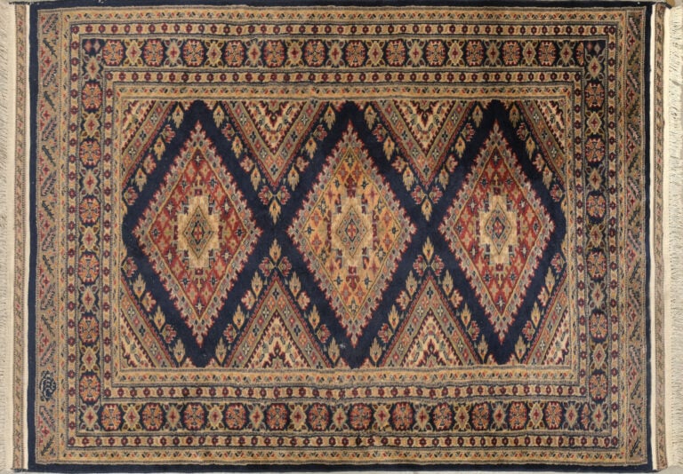 CAUCASE - Lot de trois tapis à décor de motifs géométriques stylisés - Dim : 12…