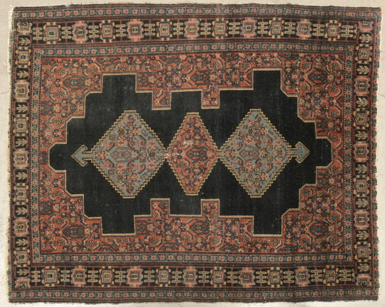 CAUCASE - Lot de trois tapis à décor de motifs géométriques stylisés - Dim : 12…