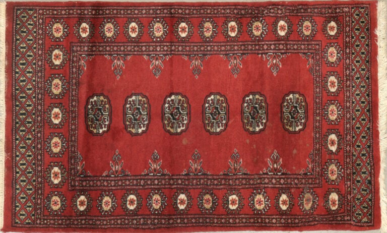 CAUCASE - Lot de trois tapis à décor de motifs géométriques stylisés - Dim : 12…