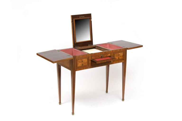 Coiffeuse en bois de placage disposé en chevrons à décor de filets d'encadremen…