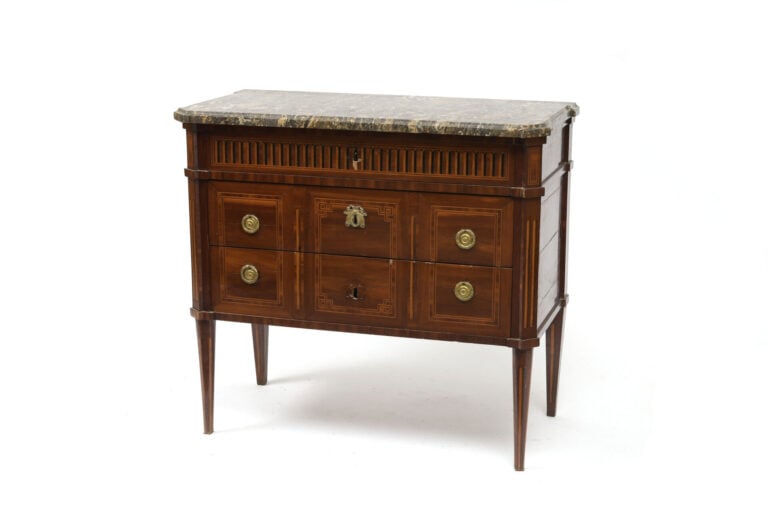 Commode d'entre-deux en bois de placage à décor marqueté de filets alternés et…
