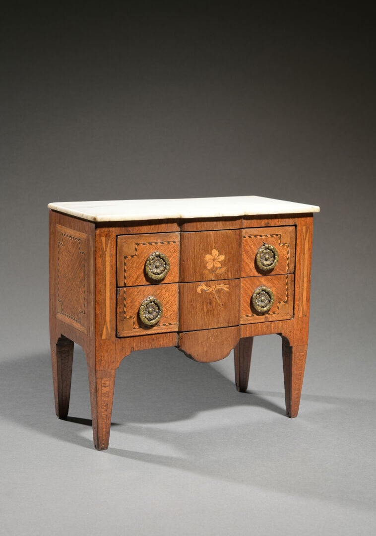 Commode de maîtrise en bois de placage à léger ressaut ouvrant en façade à deux…