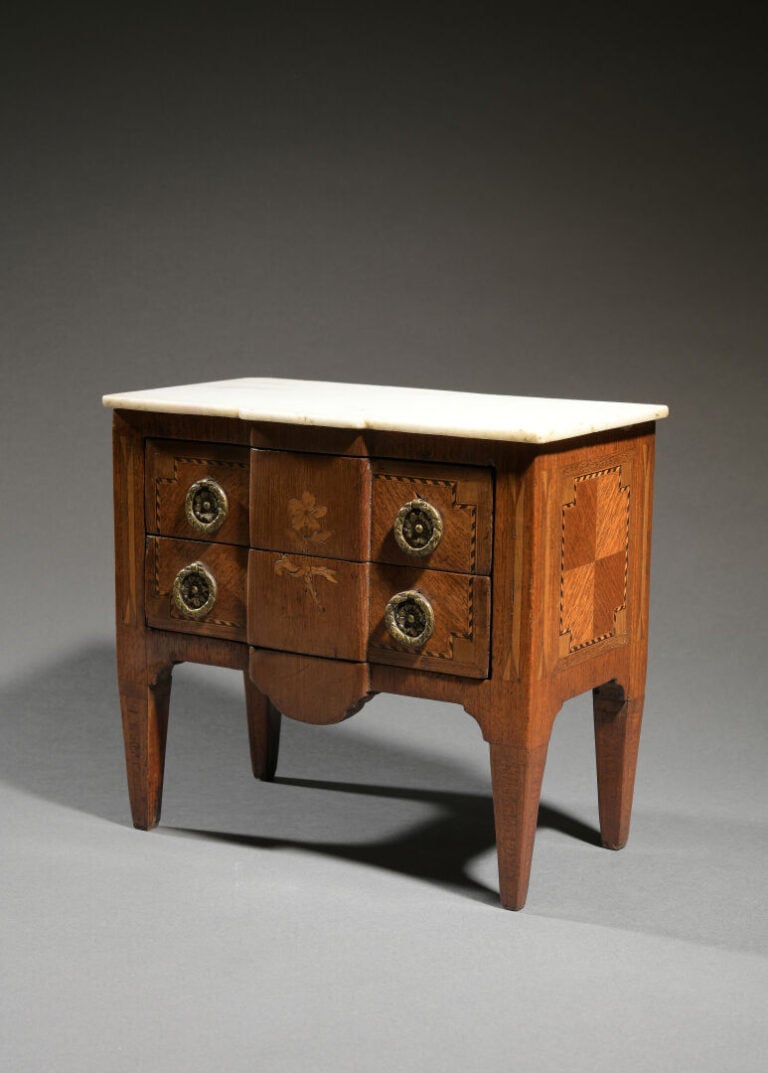 Commode de maîtrise en bois de placage à léger ressaut ouvrant en façade à deux…