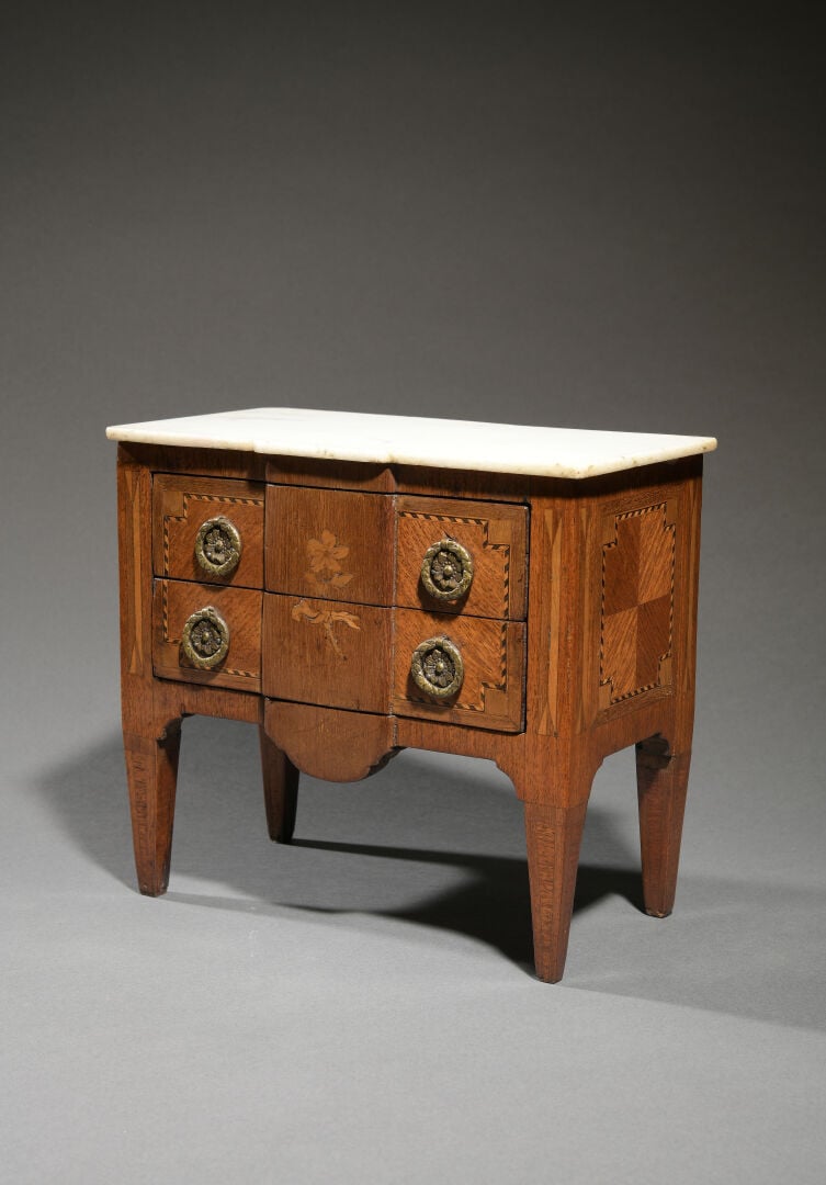Commode de maîtrise en bois de placage à léger ressaut ouvrant en façade à deux…