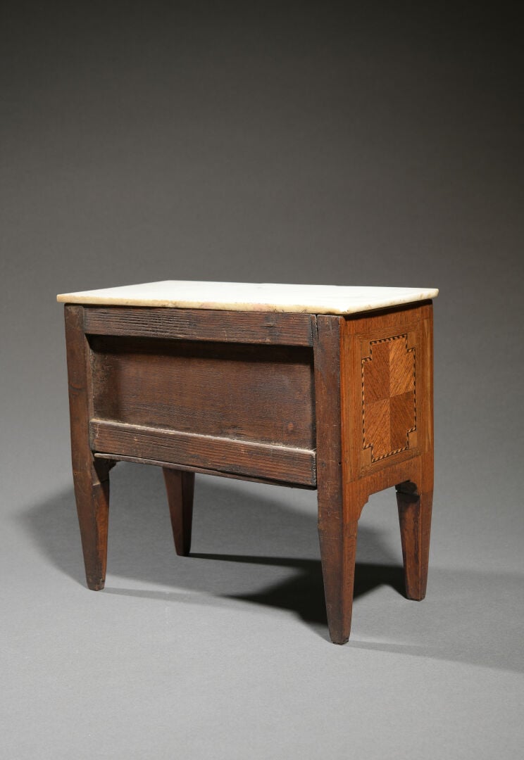 Commode de maîtrise en bois de placage à léger ressaut ouvrant en façade à deux…