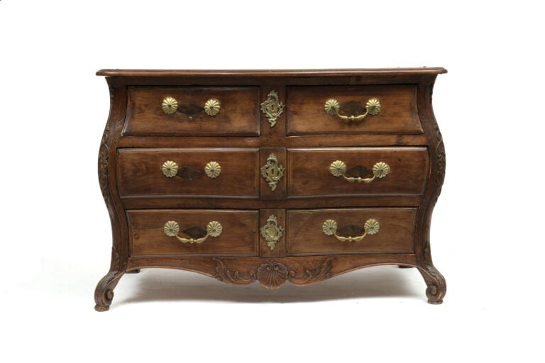 Commode de port à façade galbée en bois mouluré et sculpté ouvrant à six tiroir…