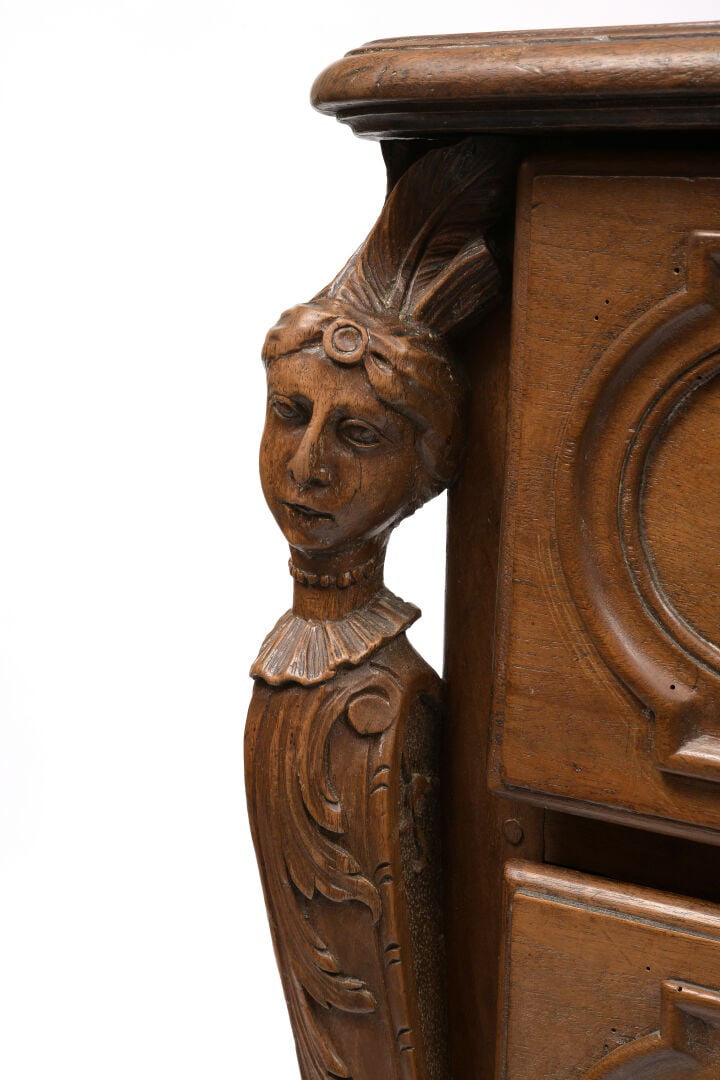 Commode en noyer mouluré et sculpté ouvrant en façade à trois tiroirs, les mont…