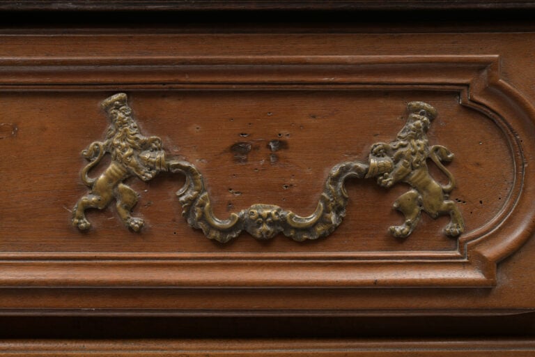 Commode en noyer mouluré et sculpté ouvrant en façade à trois tiroirs, les mont…