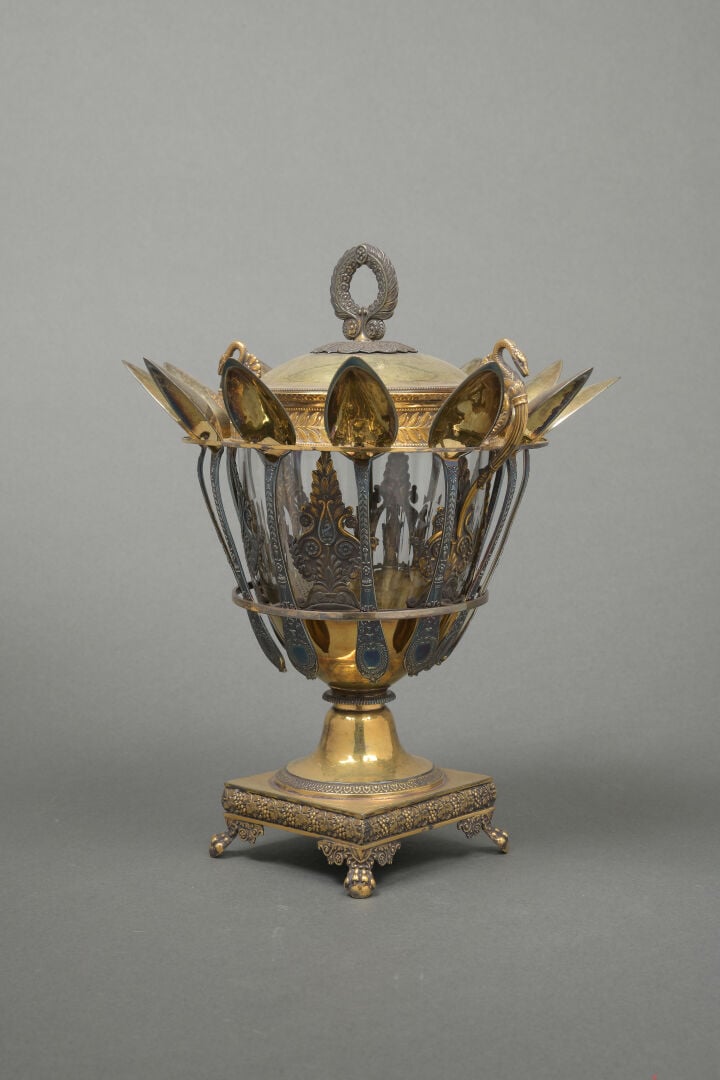 Confiturier en vermeil (950) ciselé et repoussé de motifs de palmettes, fleuret…