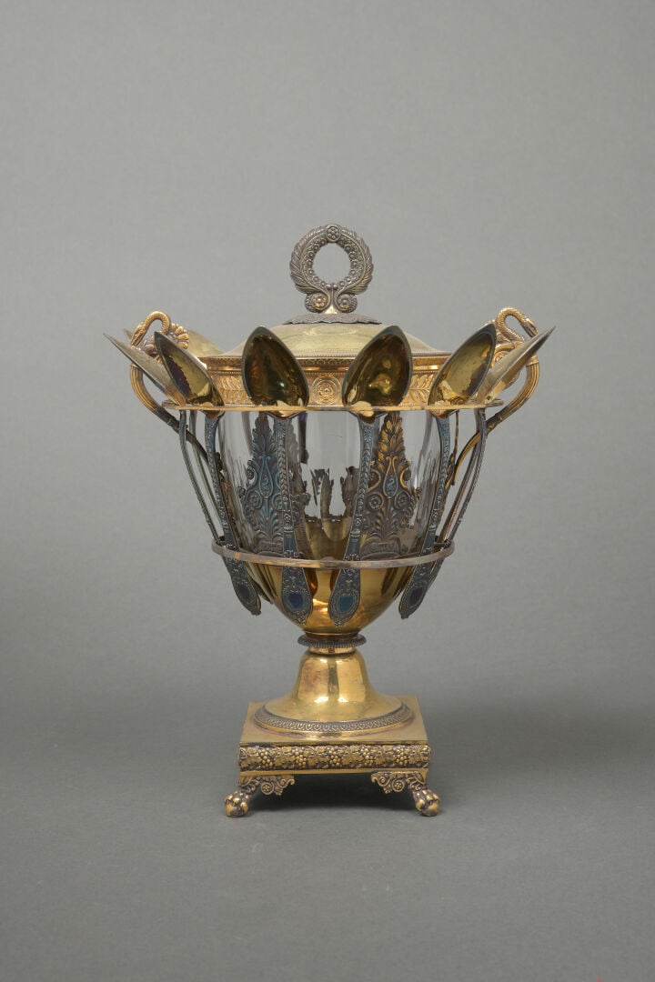 Confiturier en vermeil (950) ciselé et repoussé de motifs de palmettes, fleuret…