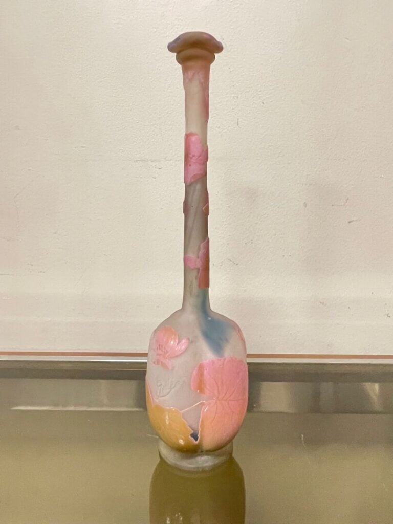 Emile GALLE (1846-1904) - Vase soliflore à corps bombé, talon circulaire et lon…