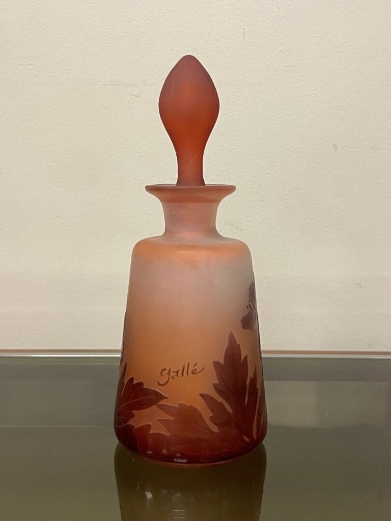Etablissements GALLE - Flacon et son bouchon en verre doublé à décor dégagé à l…