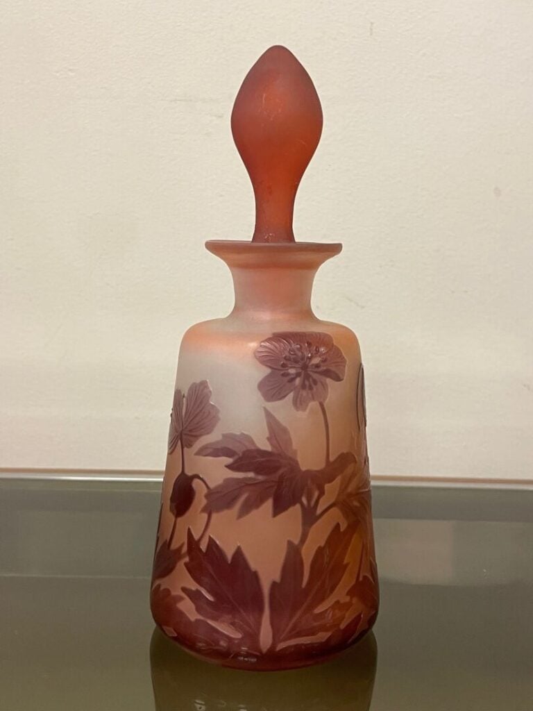 Etablissements GALLE - Flacon et son bouchon en verre doublé à décor dégagé à l…