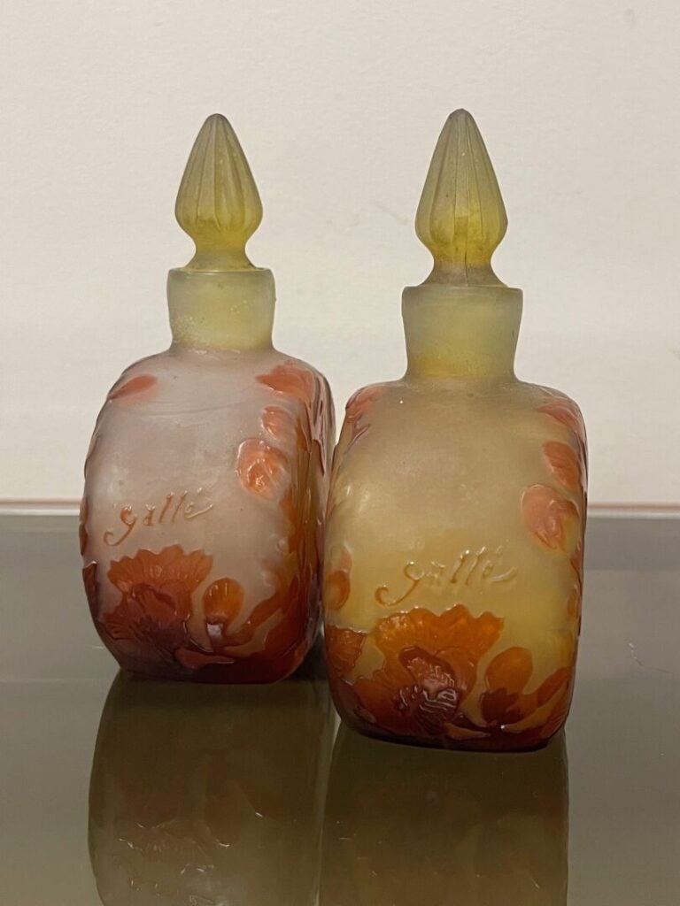 Etablissements GALLE - Paire de petits flacons en verre doublé à décor dégagé à…