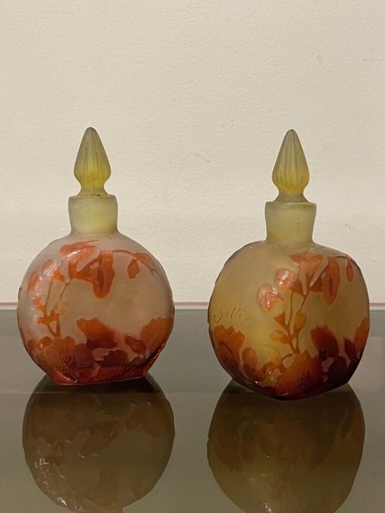 Etablissements GALLE - Paire de petits flacons en verre doublé à décor dégagé à…