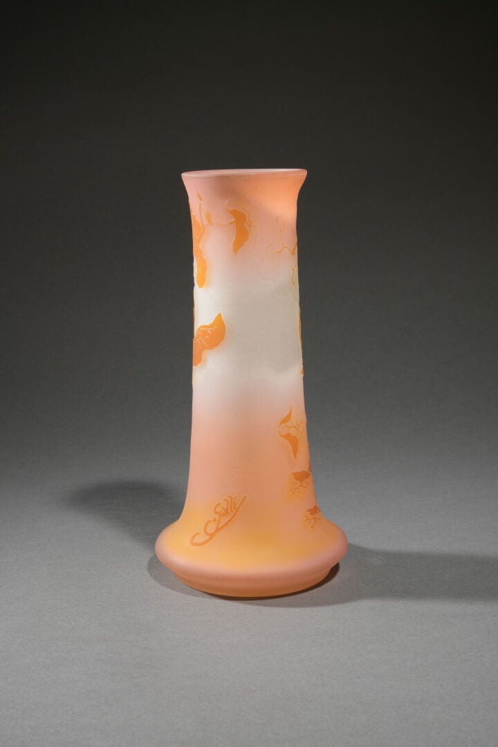 Etablissements GALLE - Vase à panse renflée et col droit évasé en verre doublé…