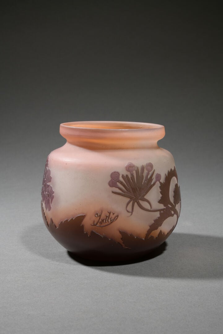 Etablissements GALLE - Vase à panse renflée et col étranglé ourlé en verre doub…