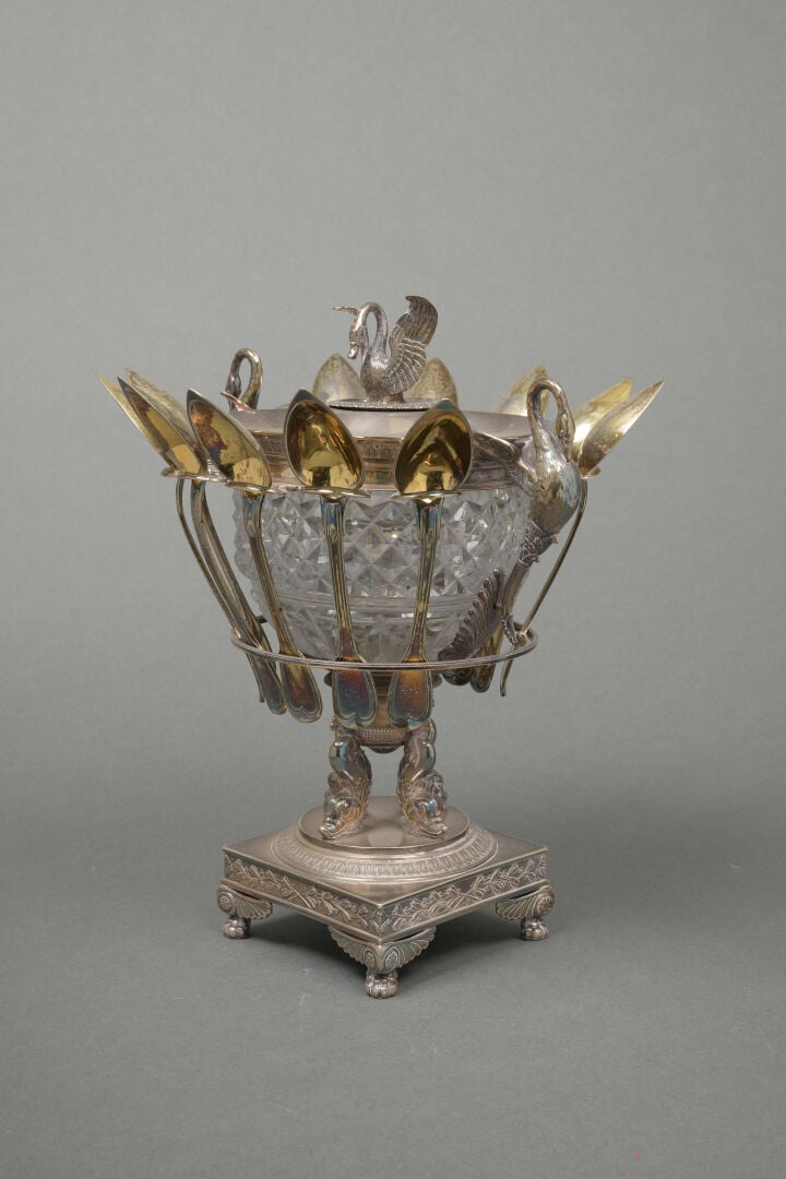 Grand confiturier en argent (950) ciselé et repoussé de motifs de palmettes, fe…