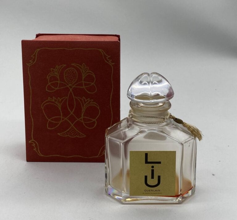 GUERLAIN "Liu", flacon en cristal de Baccarat, bouchon casquette quadrilobé, ém…
