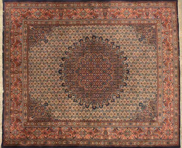 IRAN - Nord Est - Khorassan - Tapis Moud à décor central d'un médaillon entouré…